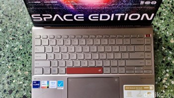 Zenbook Space Edition ditenagai prosesor hingga 12th Gen Intel Core i9-12900H sehingga dijanjikan powerful untuk berbagai kebutuhan komputasi. Selain itu laptop ini dibekali chip grafis Intel Iris Xe yang dapat menghadirkan performa grafis mumpuni tanpa menguras banyak daya baterai. Foto: Adi Fida Rahman/detikINET