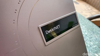 Memiliki layar OLED monochrome bernama ZenVision. Memiliki ukuran 3,5-inci dan berada di balik layar, ZenVision dapat menampilkan beragam hal seperti status penggunaan, animasi eksklusif, hingga dapat dikustomasi untuk menampilkan informasi pengguna beserta QR code. Foto: Adi Fida Rahman/detikINET