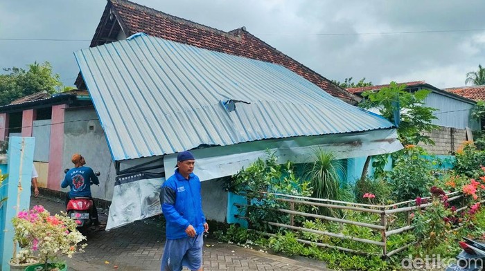 Atap rumah roboh usai diterjang puting beliung di Banyuwangi
