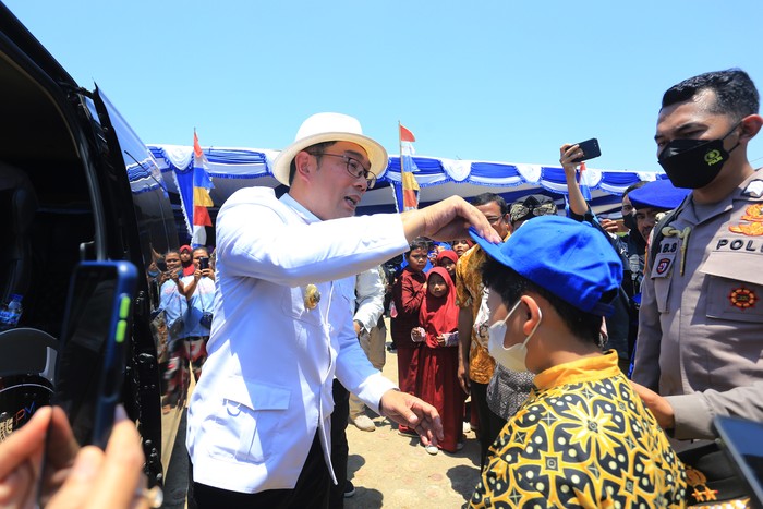BAKSOS GUBERNUR DAN KAPOLDA JABAR Gubernur Jawa Barat Ridwan Kamil (tengah) bersama Kapolda Jabar Irjen Pol Suntana (kanan) menyapa warga saat bakti sosial di Kampung nelayan Karangsong, Indramayu, Jawa Barat, Kamis (15/9/2022). Polda Jabar bersama Pemprov Jawa Barat memberikan paket bantuan sembako kepada 2.000 nelayan di wilayah pesisir Pantura yang terdampak kenaikan harga BBM subsidi. ANTARA FOTO/Dedhez Anggara/rwa.
