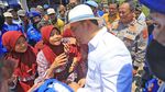 Ridwan Kamil Bagi-bagi Bantuan Sembako BBM di Indramayu
