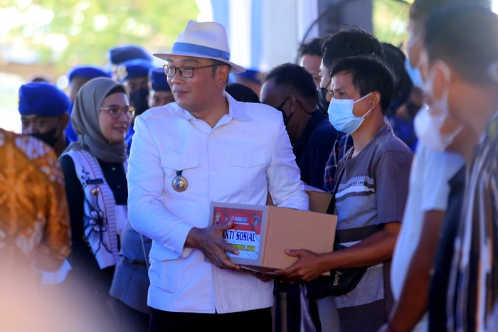 BAKSOS GUBERNUR DAN KAPOLDA JABAR Gubernur Jawa Barat Ridwan Kamil (tengah) bersama Kapolda Jabar Irjen Pol Suntana (kanan) menyapa warga saat bakti sosial di Kampung nelayan Karangsong, Indramayu, Jawa Barat, Kamis (15/9/2022). Polda Jabar bersama Pemprov Jawa Barat memberikan paket bantuan sembako kepada 2.000 nelayan di wilayah pesisir Pantura yang terdampak kenaikan harga BBM subsidi. ANTARA FOTO/Dedhez Anggara/rwa.