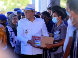 Ridwan Kamil Bagi-bagi Bantuan Sembako BBM di Indramayu