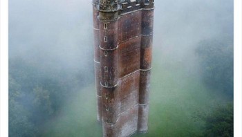 Tower King Alfred di Inggris, dibangun 1772. Seperti melayang di tengah kabut-kabut. Indah sekali. Foto: UniqueBuilding5 via Bored Panda