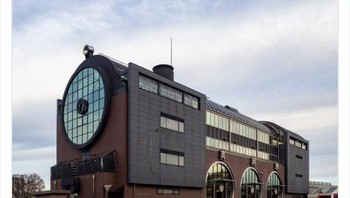 Stasiun kereta dengan bentuk gedung seperti lokomotif. Foto: UniqueBuilding5 via Bored Panda