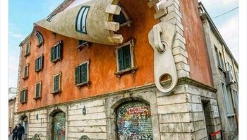 Bangunannya seperti lupa diresleting. Foto: UniqueBuilding5 via Bored Panda