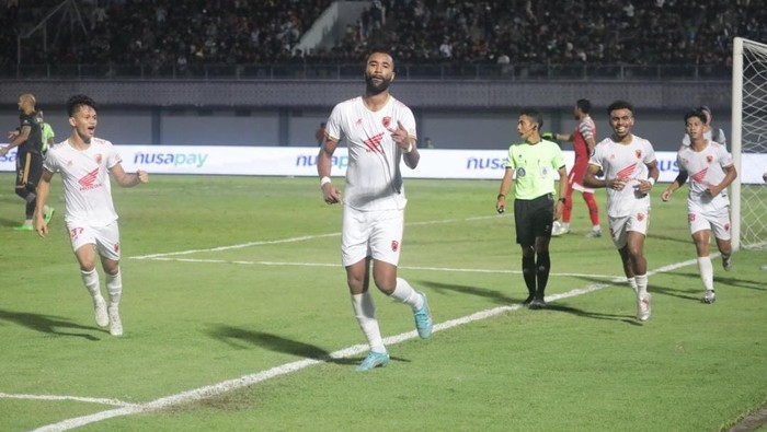 Bek PSM Makassar Yuran Fernandes merayakan gol ke gawang Dewa United