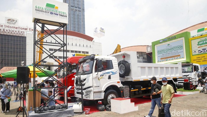 Pameran alat berat di Jakarta International Expo dengan truk impor China