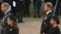 Harry juga tidak boleh mengenakan seragam militer setelah mundur sebagai anggota senior keluarga kerajaan. Foto: AP/Gregorio Borgia