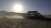 Sebuah perahu terdampar di cekungan kering bendungan La Boca karena lebih dari separuh Meksiko menghadapi kondisi kekeringan sedang hingga parah, di Santiago, Meksiko 22 Maret 2022. (Daniel Becerril/Reuters).