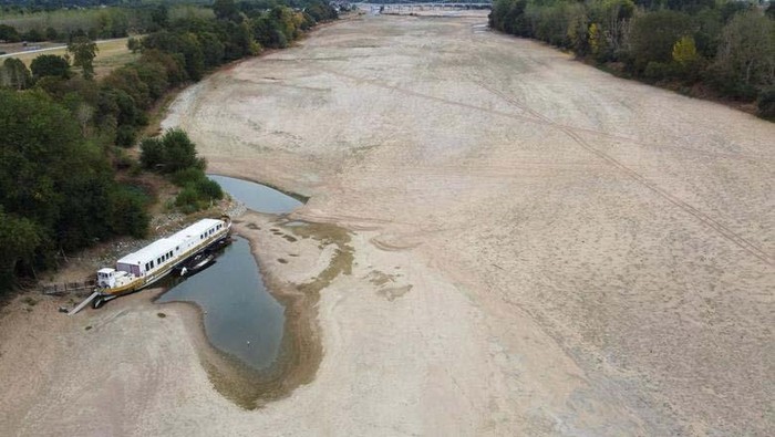 Bumi Sekarat! Deretan Danau dan Sungai Ini Mengering Gelombang panas melanda dunia. Akibatnya danau dan sungai di berbagai negara mengering. Ini di antaranya.