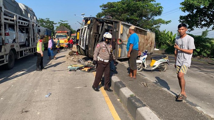 Bus terguling di Pantura Subang.