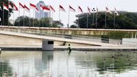 Bermodal jaring serokan, sejumlah petugas mengelilingi kolam area Monumen Pembebasan Irian Barat ini.