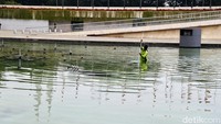 Begini cara petugas melakukan perawatan kolam air mancur di Lapangan Banteng, Jakarta, Kamis (15/09/2022).