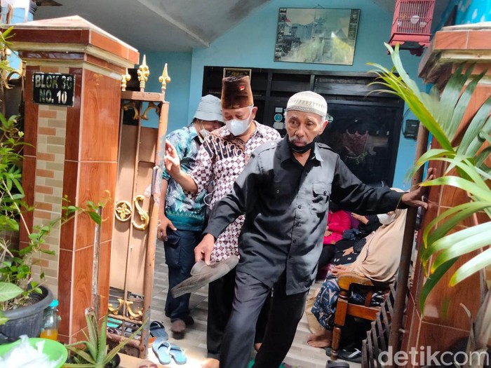 Cak Kartolo saat bertakziah di rumah Cak Sapari