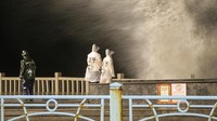 Terlihat ombak kencang dan tinggi mengamuk di pesisir China timur ini. Menurut Observatorium Hong Kong, badai tropis Muifa akan mendarat di pesisir China dan memicu kecepatan angin maksimum mencapai 145 km/jam.  
