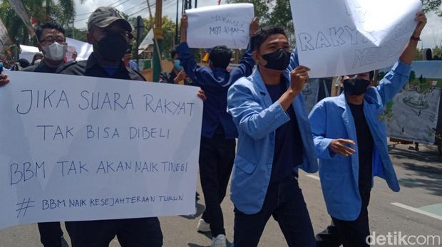 Mahasiswa Klaten dari aliansi BEM Klaten Demo menolak kenaikan harga BBM, Kamis (15/9/2022).