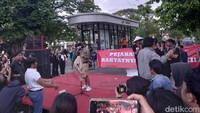 Setelah sempat diisi dengan pentas seni berupa musik akustik dan teatrikal, demo massa Aliansi Rakyat Bergerak (Arak) di depan Istana Kepresidenan, Jalan Malioboro, Jogja, diwarnai dengan aksi bakar jaket almamater UGM, Kamis (15/9/2022) sore. Foto: Heri Susanto/detikJateng