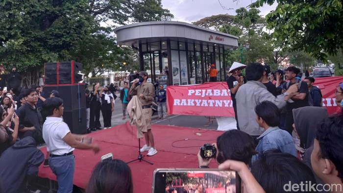 Demo BBM di depan Istana Kepresidenan Jogja diwarnai aksi bakar jaket almamater UGM, Kamis (15/9/2022). Demo BBM di depan Istana Kepresidenan Jogja diwarnai aksi bakar jaket almamater UGM, Kamis (15/9/2022).