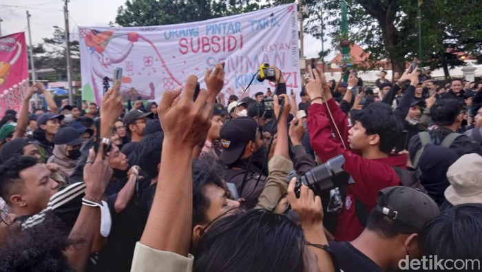 Demo BBM di depan Istana Kepresidenan Jogja diwarnai aksi bakar jaket almamater UGM, Kamis (15/9/2022).