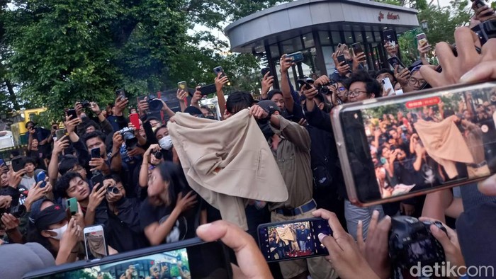 Demo BBM di depan Istana Kepresidenan Jogja diwarnai aksi bakar jaket almamater UGM, Kamis (15/9/2022).