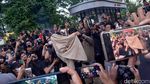 Detik-detik Jaket Almamater UGM Dibakar Saat Demo BBM di Jogja
