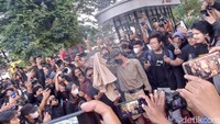 Begitu pun dengan dosen-dosen UGM yang tidak bersikap atas kenaikan harga BBM ini, teriak orator itu di depan Gedung Agung Istana Kepresidenan Jogja, Kamis (15/9/2022) sore. Foto: Heri Susanto/detikJateng