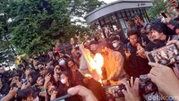 Orator tersebut kemudian mengajak peserta aksi mahasiswa UGM melepas jaket almamater berwarna krem yang mereka kenakan. Foto: Heri Susanto/detikJateng