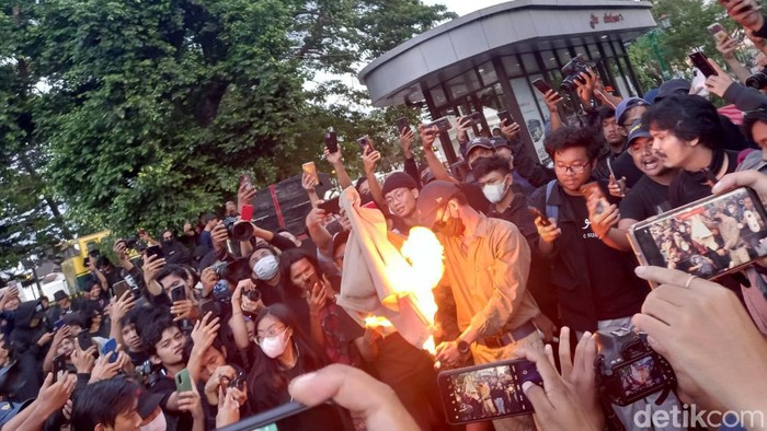 Demo BBM di depan Istana Kepresidenan Jogja diwarnai aksi bakar jaket almamater UGM, Kamis (15/9/2022).