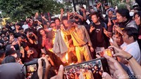 Adapun pembakaran jaket almamater UGM itu dilakukan di atas panggung. Foto: Heri Susanto/detikJateng