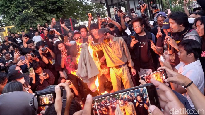 Demo BBM di depan Istana Kepresidenan Jogja diwarnai aksi bakar jaket almamater UGM, Kamis (15/9/2022).