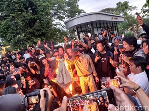 Jas Almamater UGM Dibakar Saat Demo BBM di Malioboro Jogja Kemarin