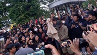 Salah satu orator yang mengaku mahasiswa UGM mengatakan, UGM adalah kampus kerakyatan. Namun, sebagian alumnus UGM sama sekali tidak berpihak kepada rakyat, terutama soal kenaikan harga BBM. Foto: Heri Susanto/detikJateng