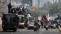Ribuan mahasiswa berdatangan ke dekat Istana Kepresidenan, Jakarta Pusat, Selasa (13/9/2022). Mereka memprotes keputusan pemerintah menaikkan harga BBM bersubsidi saat inflasi melonjak. (Eko Siswono/Getty Images)