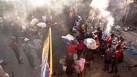 Sebuah jalan di Port-au-Prince, Haiti diberikan pembatas jalan untuk menghindari bentrok akibat demo, Selasa (13/9/2022).(Georges Harry Rouzier/Getty Images)