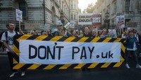 Para massa memblokir ruas jalan yang tak jauh dari kantor perdana menteri di Downing Street, London, Inggris, Senin (5/9/2022). Manifesto kampanye Dont Pay UK mengatakan Mereka menuntut tagihan energi ke tingkat yang lebih terjangkau serta mengumpulkan satu juta orang untuk berjanji tidak membayar jika pemerintah melanjutkan kenaikan besar-besaran lainnya pada 1 Oktober. (Guy Smallman/Getty Images)