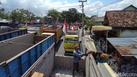 Massa nantinya akan menuju kantor DPRD Kabupaten Magelang di Jalan Soekarno-Hatta, Mungkid, bergabung dengan menjadi bagian dari Gerakan Rakyat dan Mahasiswa Magelang (Geram). Foto: Eko Susanto/detikJateng