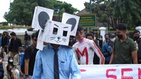 Terlihat pula peserta aksi memakai topeng dalam aksi teatrikalnya. Foto: Pius Erlangga/detikJateng