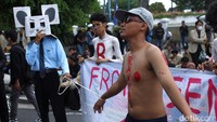 Massa menggelar aksi teatrikal menyuarakan protes kenaikan harga BBM. Foto: Pius Erlangga/detikJateng
