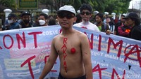 Massa juga membawa sejumlah poster dan spanduk bernada menolak kenaikan harga BBM dan menyoroti kebijakan pemerintah. Foto: Pius Erlangga/detikJateng