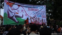 Poster yang dibawa massa aksi dipasang di titik strategis. Foto: Pius Erlangga/detikJateng
