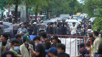 Aksi massa menyebabkan kemacetan lalu lintas di Jalan Malioboro. Polisi melakukan rekayasa lalu lintas. Foto: Pius Erlangga/detikJateng