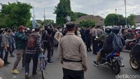 Dari pemberitahuan yang diterima polisi, aksi demo BBM ini akan dilakukan di Titik Nol Kilometer Jogja. Tapi massa sempat berhenti di sejumlah titik saat long march dari Bundara UGM menuju Jalan Malioboro siang tadi. Foto: Heri Susanto/detikJateng
