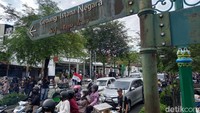 Petugas kepolisian telah mengurai kemacetan di Jalan Malioboro. Terutama bagi pengendara yang sudah terlanjur masuk di kawasan ikon wisata Jogja itu. Foto: Heri Susanto/detikJateng