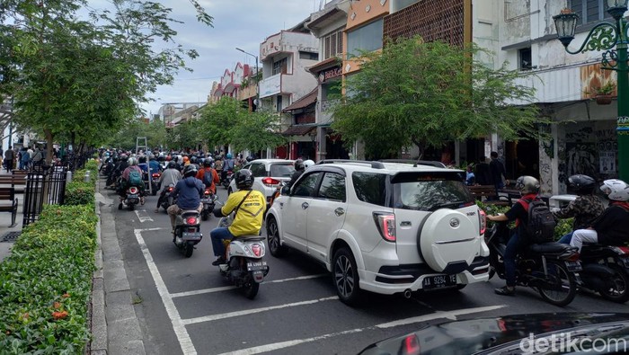 Demo tolak kenaikan harga BBM oleh massa mahasiswa yang tergabung dalam Aliansi Rakyat Bergerak (ARB) dipusatkan di Titik Nol Kilometer Kota Jogja, Kamis (15/9/2022) sore. Lalu lintas di Jalan Malioboro sempat macet hingga akhirnya ditutup.