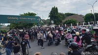 Massa sempat berhenti di Tugu Pal Putih, kantor Pertamina DIY di Jalan Margoutomo, dan depan Gedung Agung Istana Kepresidenan. Foto: Heri Susanto/detikJateng