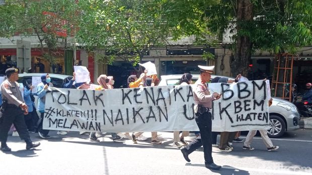 Mahasiswa Klaten dari aliansi BEM Klaten Demo menolak kenaikan harga BBM, Kamis (15/9/2022).