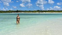 Seorang wisatawan berpose di Pantai Kondoi, Pulau Taketomi, Prefektur Okinawa. Pantai ini khas dengan pasir putih dan airnya yang jernih.