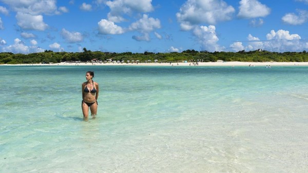 Seorang wisatawan berpose di Pantai Kondoi, Pulau Taketomi, Prefektur Okinawa. Pantai ini khas dengan pasir putih dan airnya yang jernih. Seorang wisatawan berpose di Pantai Kondoi, Pulau Taketomi, Prefektur Okinawa. Pantai ini khas dengan pasir putih dan airnya yang jernih.