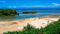 Lanjut, ada Pantai Hosshizuna di Kepulauan Yaeyama. Suasananya sunggup bikin betah berlama-lama.
